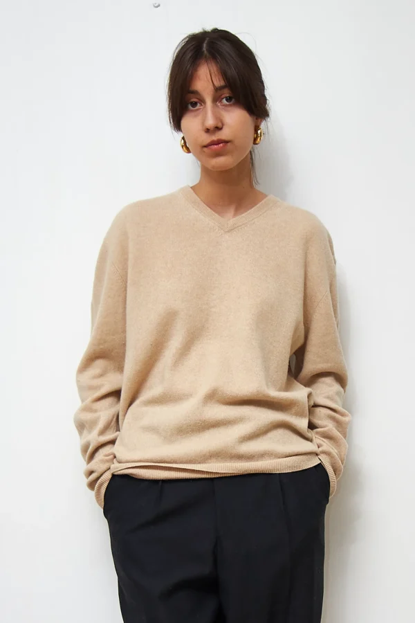 Christian Berg Cashmere V-neck in Beige - Image 2